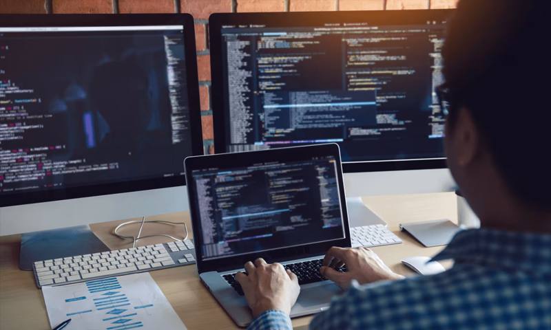数据科学选型:R与Python如何赋能伊宁市网站建设?